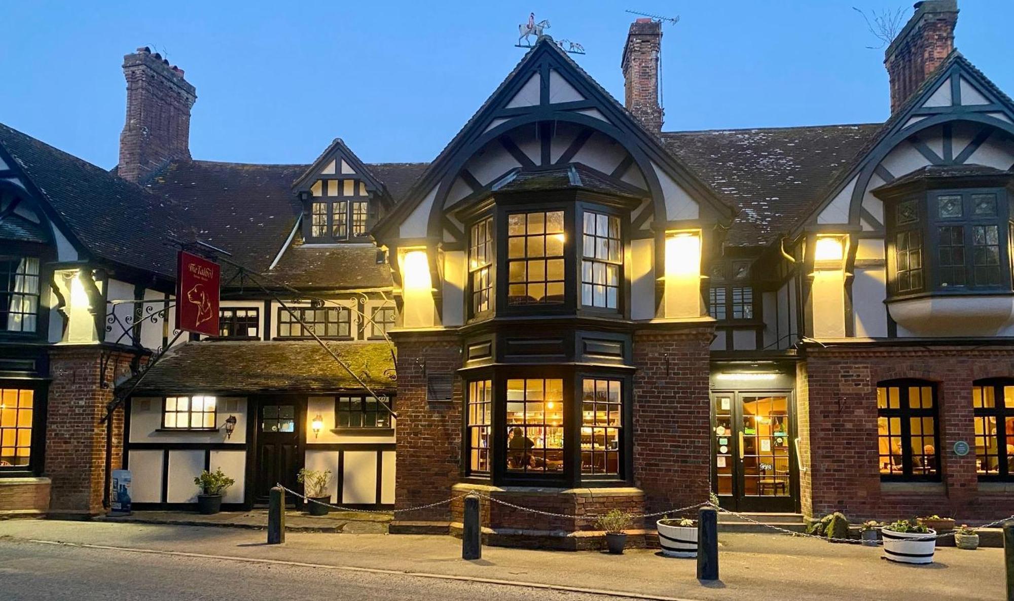 The Talbot And Apartment Iwerne Minster Екстериор снимка