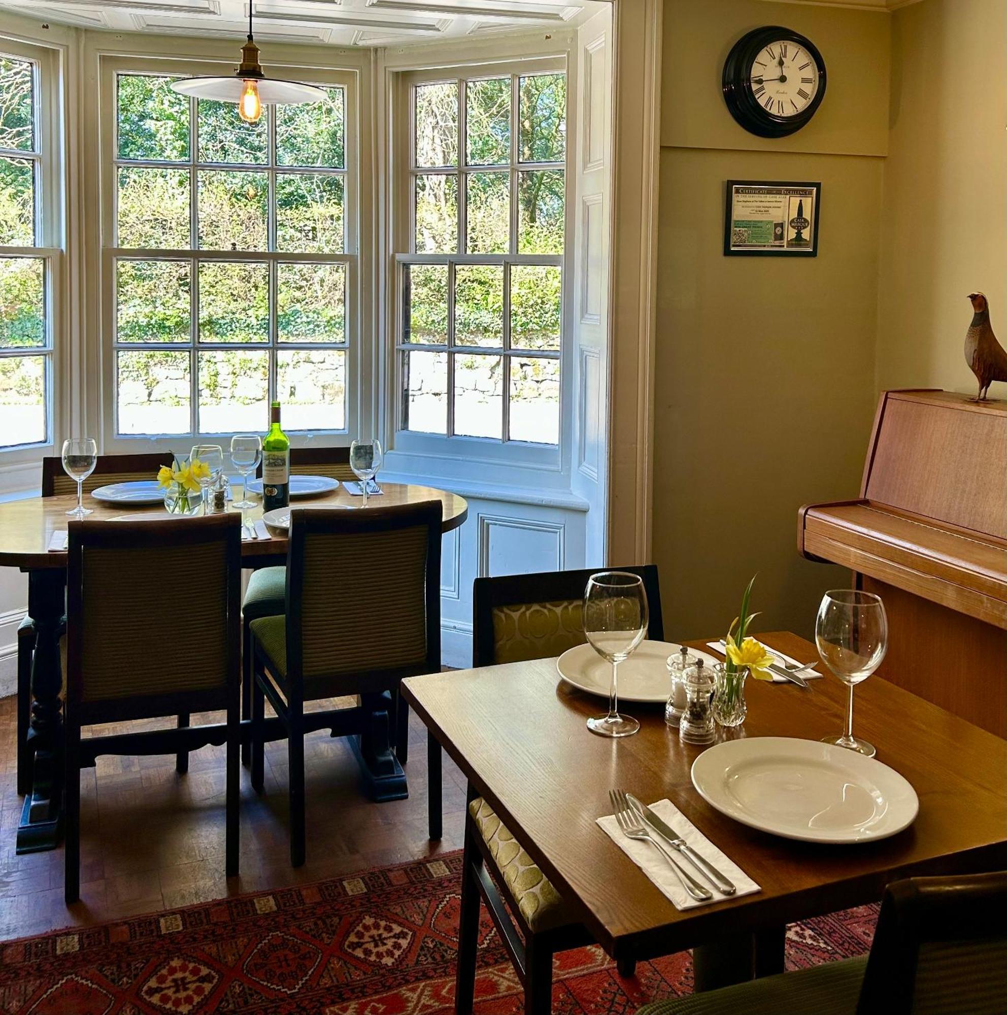 The Talbot And Apartment Iwerne Minster Екстериор снимка