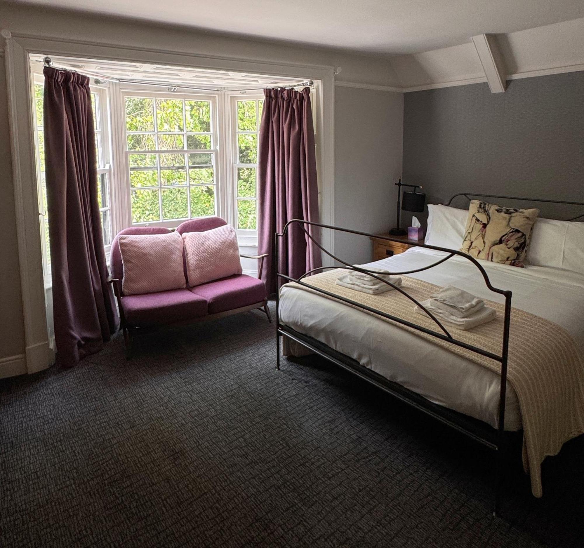 The Talbot And Apartment Iwerne Minster Екстериор снимка