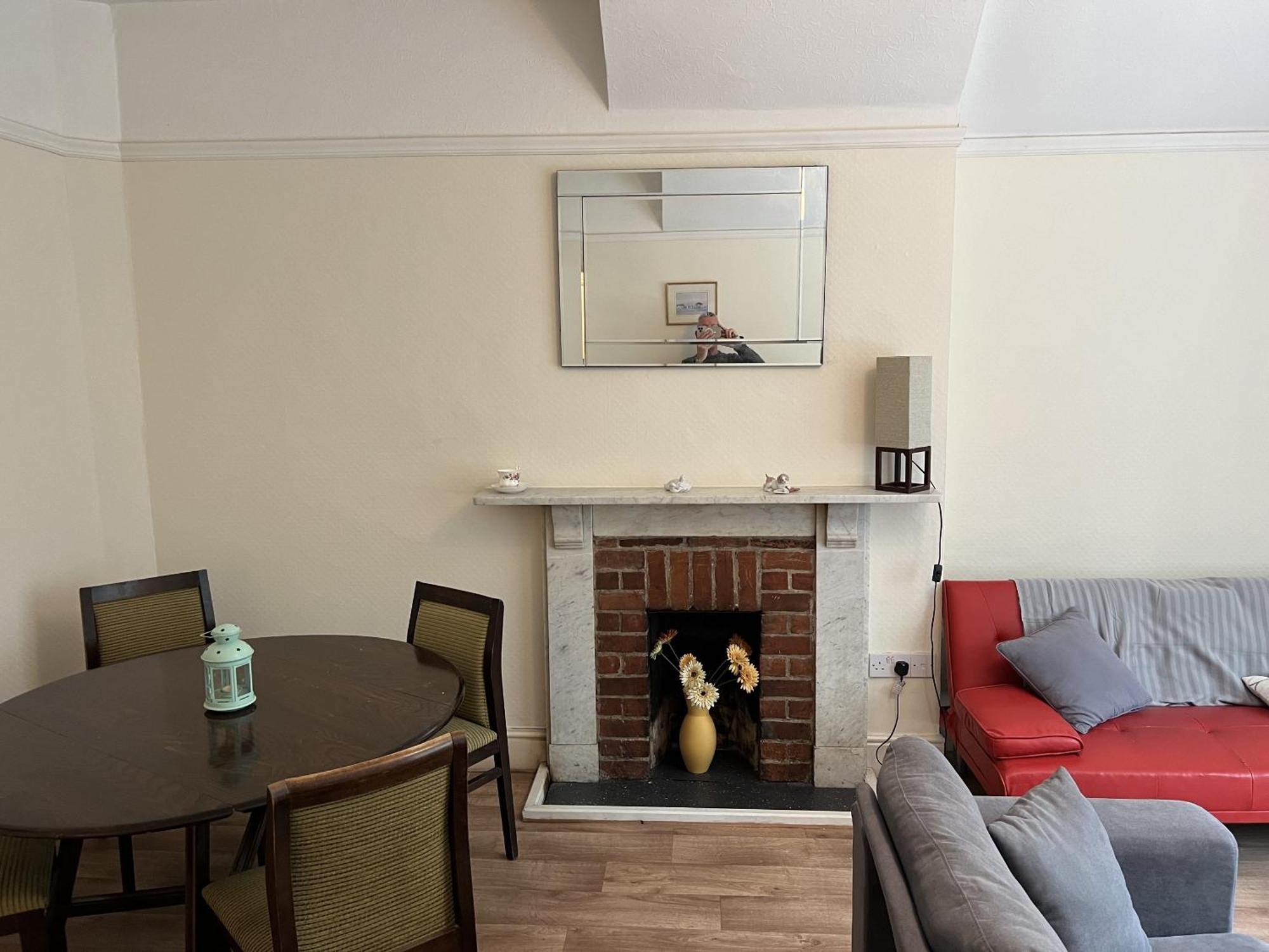 The Talbot And Apartment Iwerne Minster Стая снимка